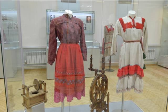 Выставка «Узоры Закамья» знакомит с чувашскими народными костюмами