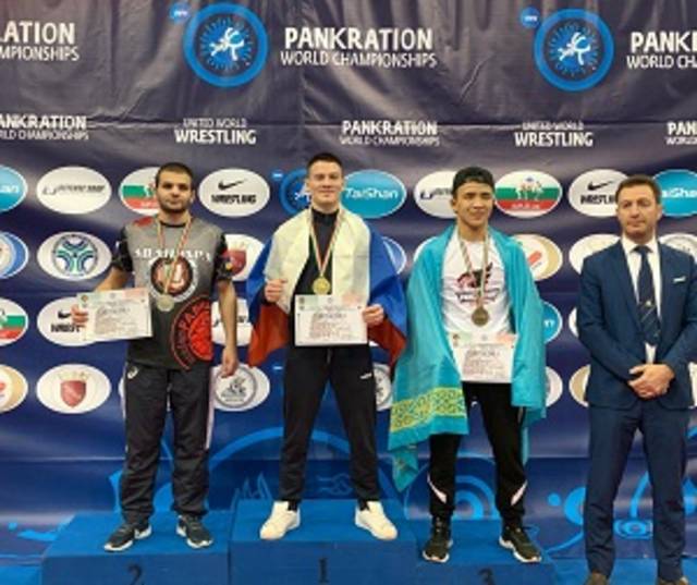 Студент Чебоксарского кооперативного института РУК Дмитрий Шмелев стал трехкратным чемпионом мира среди юниоров