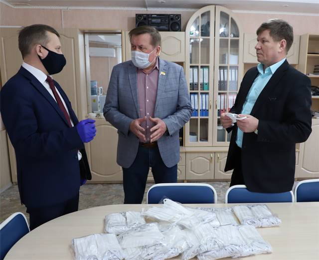 Депутаты Госсовета республики Петр Краснов и Юрий Попов преподнесли в дар Комсомольскому и Яльчикскому районам медицинские маски