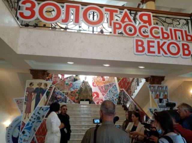 Приглашаем на выставку Межрегионального фестиваля национального костюма «Золотая россыпь веков» (Ĕмерсен ытарайми ахахĕ)
