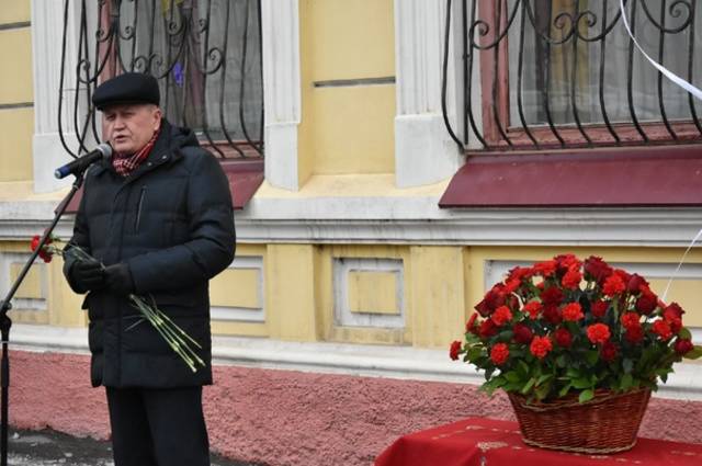 Институт директорĕ Петр Краснов Даниил Элмене сума суса Асăну хăми уçма йĕркеленĕ савăнăçлă пухăва хутшăннă