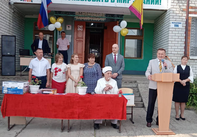 Директор института, депутат Госсовета Петр Краснов поздравил учеников с 1 сентября