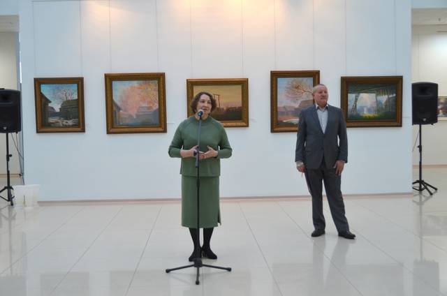 Сотрудники ЧГИГН Юрий Викторов, Антонина Мордвинова и Алина Малинина — на открытии выставки Юрия и Сергея Ювенальевых
